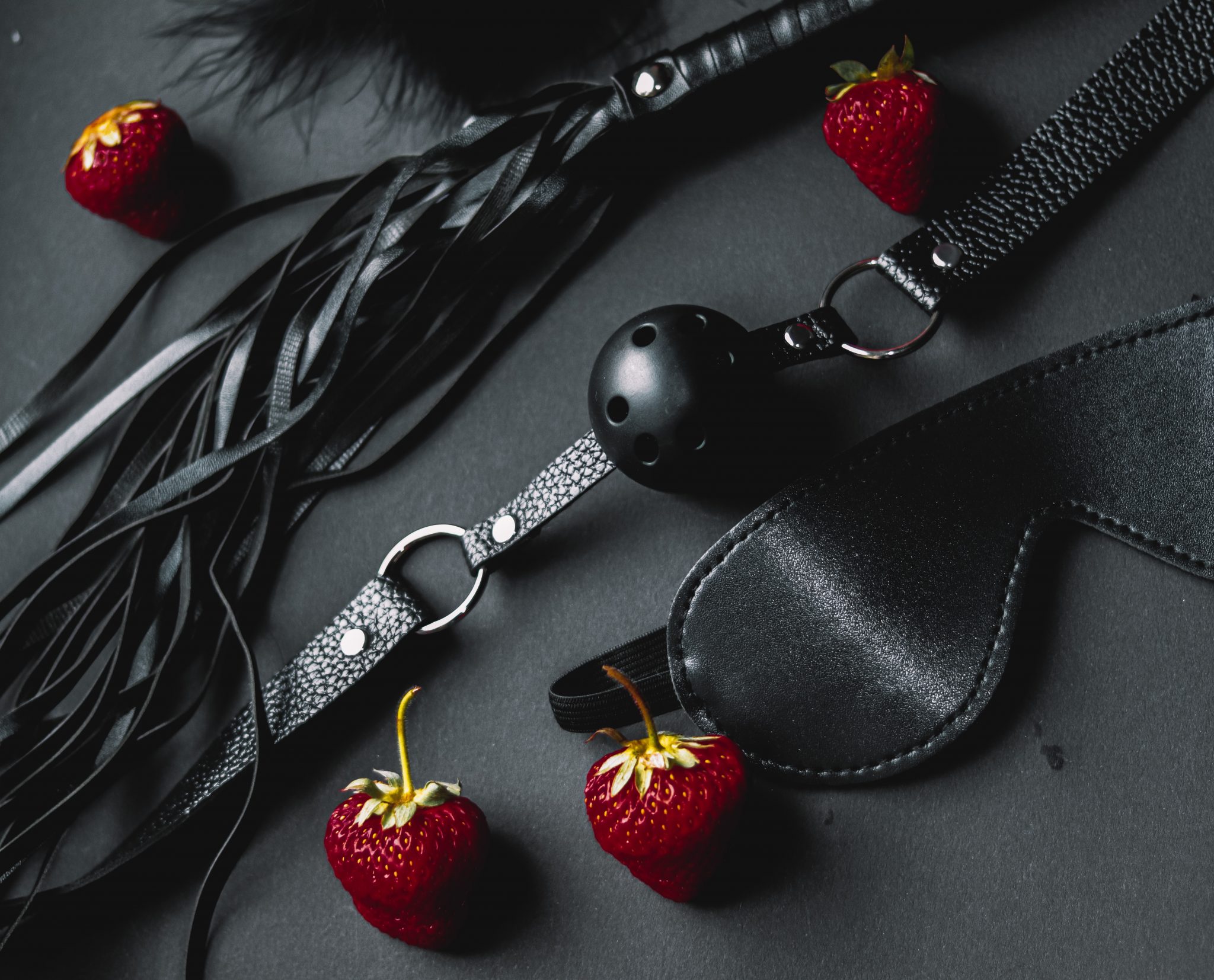 Accessoire BDSM plume noire érotique douce délicate stimulation sensorielle poignée ergonomique élégante qualité supérieure idéale débutants expérimentés intime sensuel