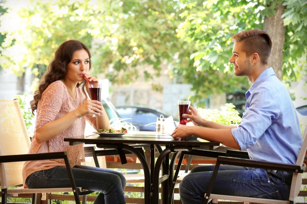 10-choses-sexy-a-dire-pour-un-premier-rendez-vous-mm-modern-milf-couple-terrasse