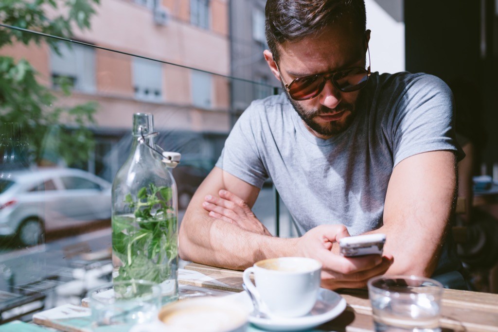 10-choses-sexy-a-dire-pour-un-premier-rendez-vous-mm-modern-milf-homme-smartphone