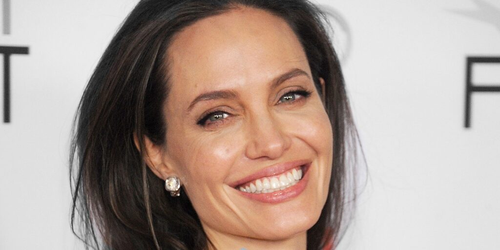 angelina-jolie-modern-milf-7