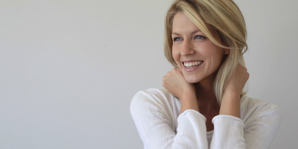 femme-heureuse-sourire-modern-milf