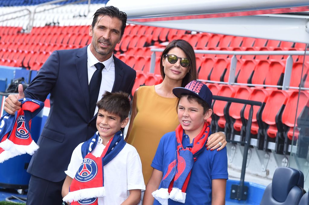 gianluigi-buffon-joueur-equipe-psg-compagne-ilaria-amico_wags-mm-modern-milf
