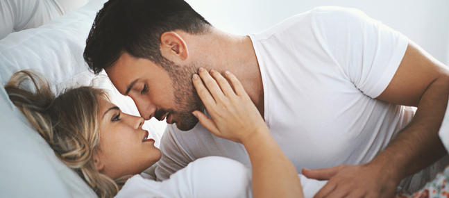 11 façons simples de lui donner des sensations supplémentaires-couple-lit-modern-milf