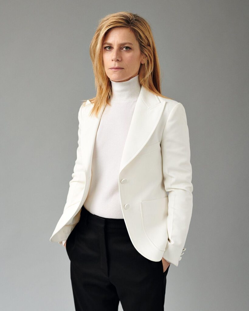 Marina-Foïs-modern-milf-elegante-portrait-costume