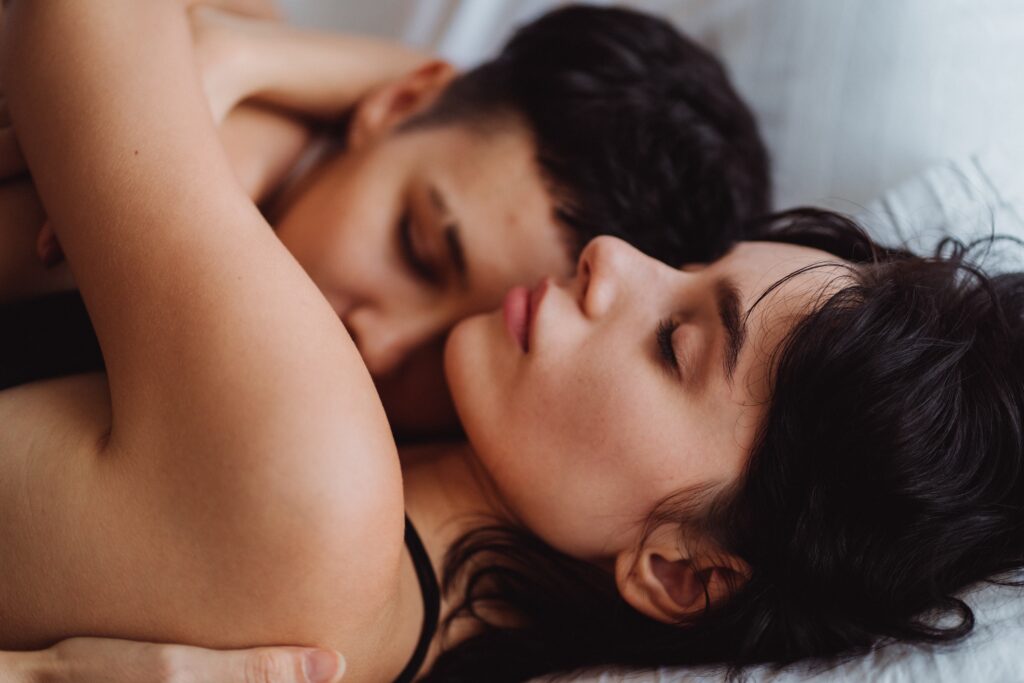 ketut-subiyanto-sexe-lesbien-premiere-fois-xlovecam-2