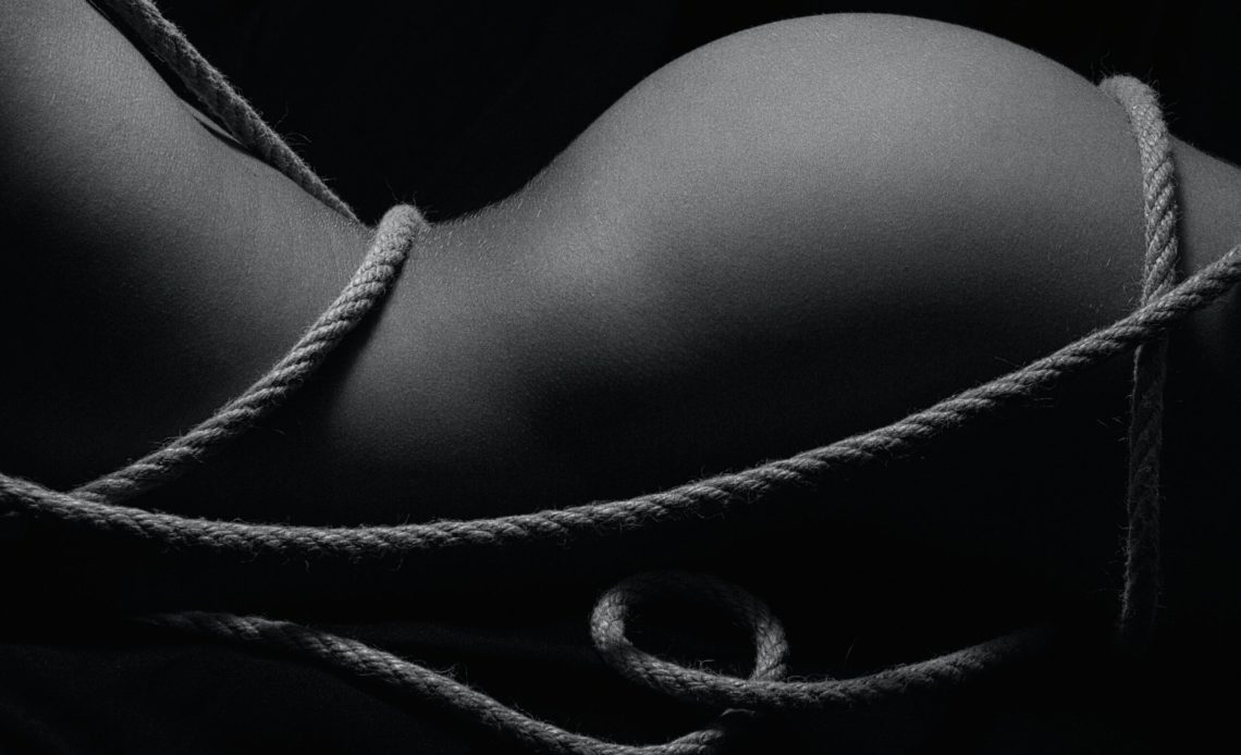 pexels-alexander-krivitskiy-positions-sexuelles-bondage-xlovecam