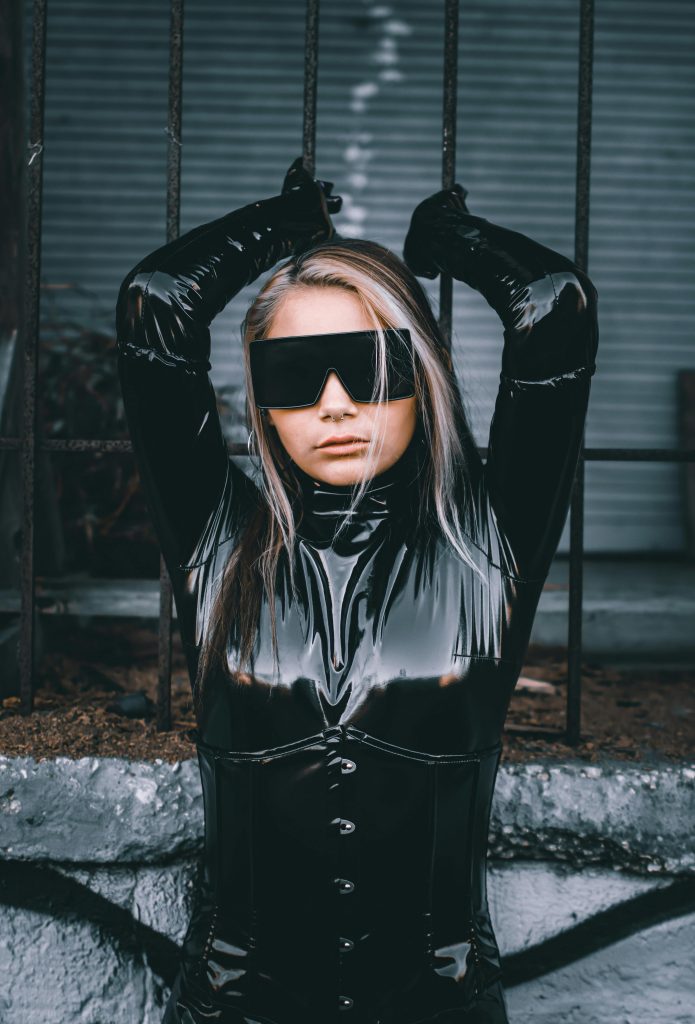 james-superschoolnews-combinaison-latex-fetichisme-xlovecam