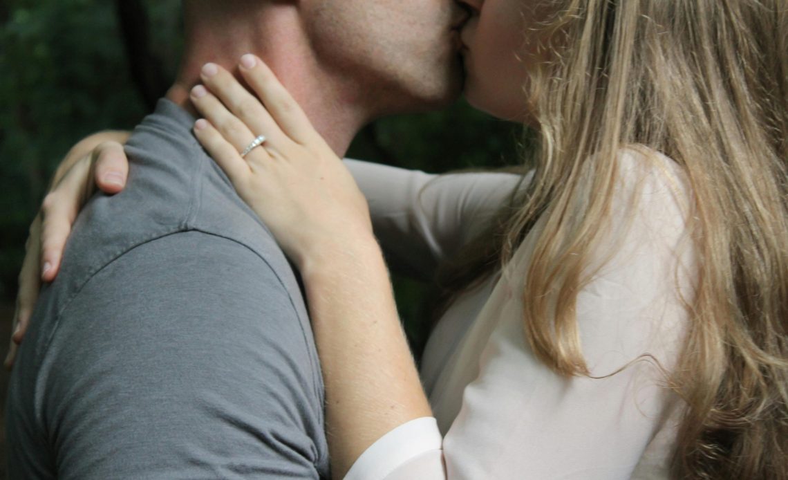 pexels-ohshineon-ecart-dage-ideal-pour-couple-science-xlovecam