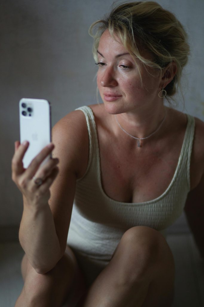 pexels-olga-volkovitskaia-nouveaux-mots-hashtags-rencontre-amoureuse-2024-xlovecam pexels-olga-volkovitskaia-nuove-parole-hashtag-amore-incontro-2024-xlovecam