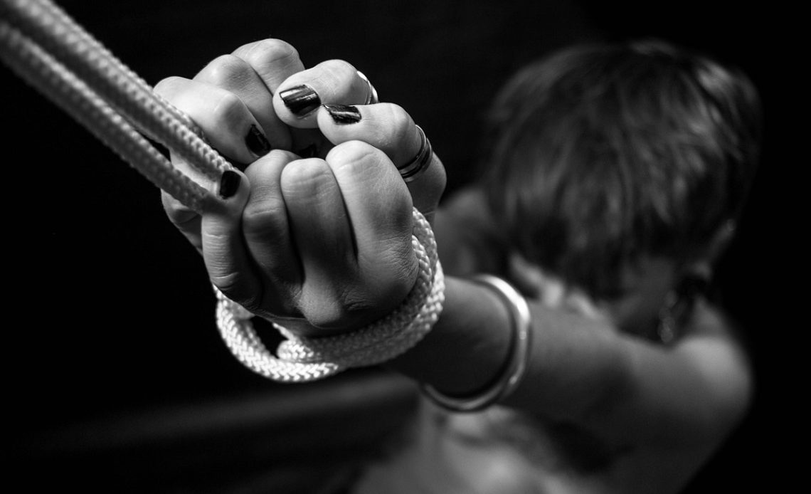 ¿Cómo puede la elección de roles BDSM enriquecer una relación y condimentar la vida sexual?