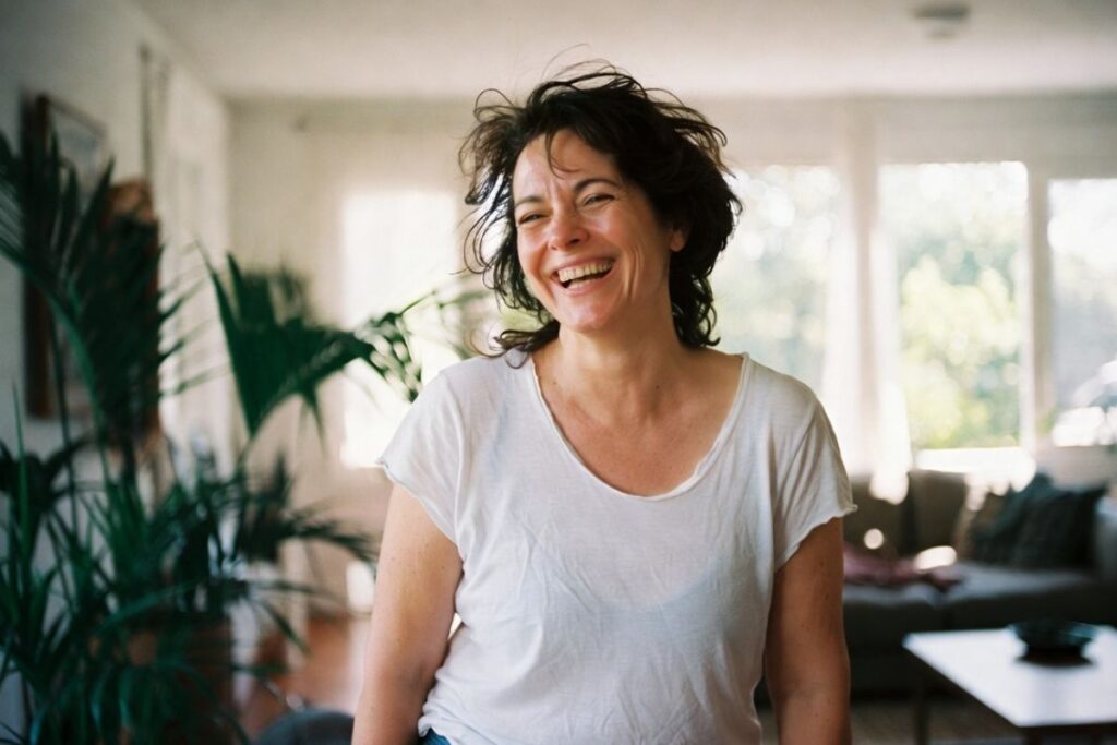 Femme souriante dans un salon lumineux