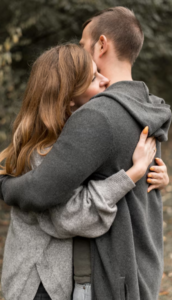 Couple s'étreignant tendrement en extérieur