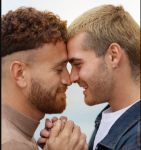 Deux hommes échangeant un tendre moment