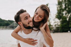 Couple souriant sur la plage en été