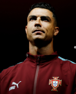 Footballeur en veste du Portugal regardant vers le haut