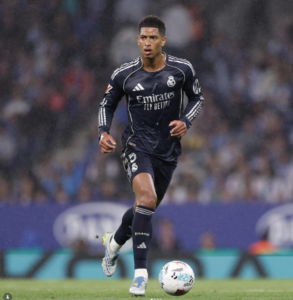 Footballeur du Real Madrid sous la pluie