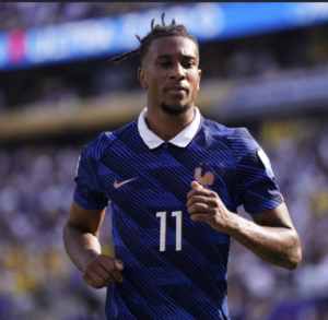 Footballeur en maillot bleu numéro 11 courant