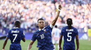 Joueur de football français célèbre un but
