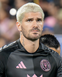 Footballeur aux cheveux blonds en maillot noir