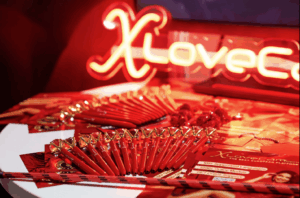 Stylos et brochures Lovoo sous une enseigne lumineuse